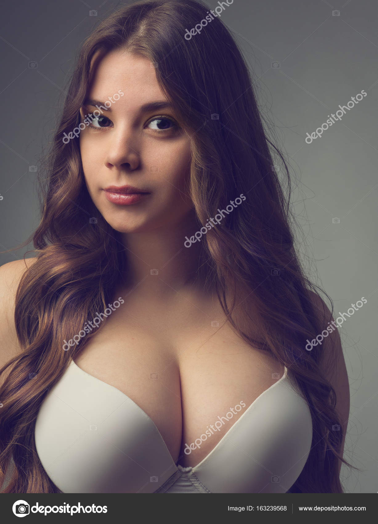 Jeune fille avec gros seins